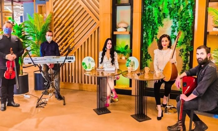 ‘Burcu İle Az Şekerli’ Cumartesi günleri 21:30’da yayınlanıyor