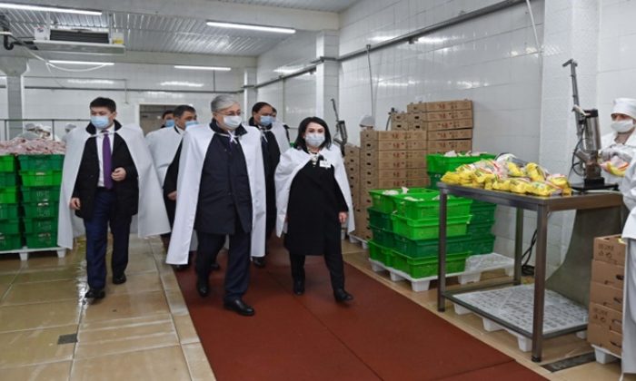 Глава государства ознакомился с деятельностью птицефабрики в селе Мырзатай
