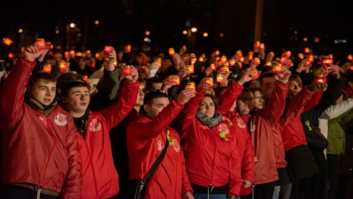 Petersburg’da “Birleşik Rusya’nın Genç Muhafızları”, “Gönüllü Bölük” ve “Vali Ekibi” Leningrad kuşatması kurbanlarının anısına eylem düzenledi