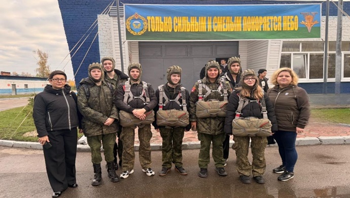 «Единая Россия» организовала для московских школьников экскурсию в воинскую часть